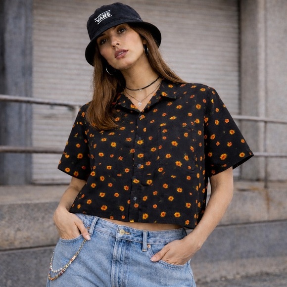 Vans Tops - Vans Cabbie Floral Falling Poppy Shirt
Size M